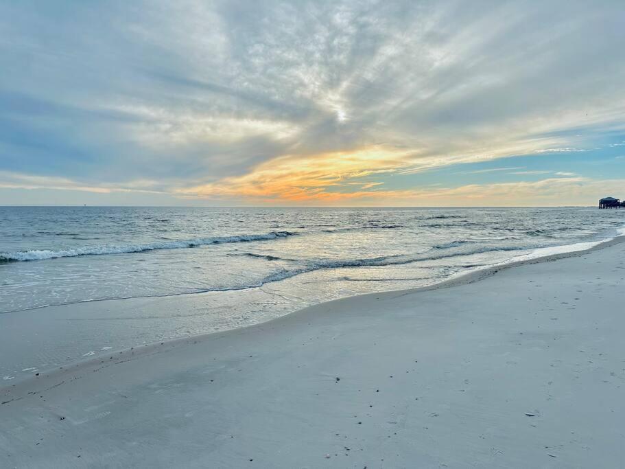 Pet Friendly Tranquil Cottage With Fire-Pit And Seasonal Hot Tub Sept-March Minutes To Beaches ดอฟินไอแลนด์ ภายนอก รูปภาพ