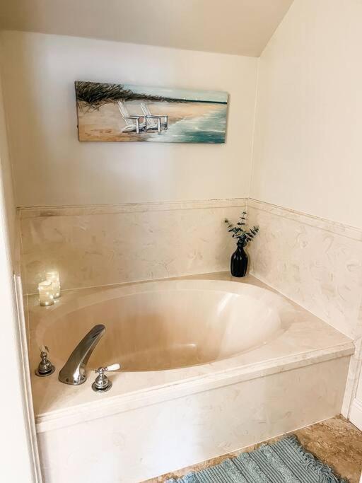 Pet Friendly Tranquil Cottage With Fire-Pit And Seasonal Hot Tub Sept-March Minutes To Beaches ดอฟินไอแลนด์ ภายนอก รูปภาพ